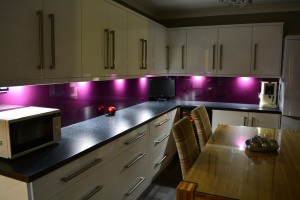 purple splashback in kitchen by all glass and glazing ggf member myglazing uk